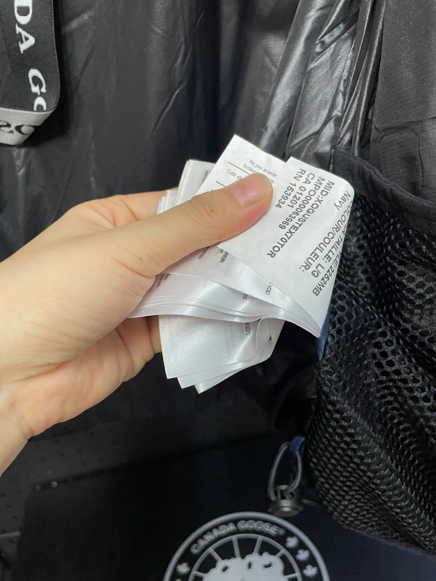 P780 Blue Red Label Top Version 𝘾𝘼𝙉𝘼𝘿𝘼 𝙂𝙊𝙊𝙎𝙀/Canada Goose 2023 Limited New Crofton Puff Down Jacket Pure Guangzhou Inspection 95 White Duck Down Filling‼  Top version, ceiling level‼ Crofton soft bread, the latest style in 2023, has a cold protection effect of up to level 4. It is made of recycled Feather-Light tear-resistant fabric. It is ultra-light and has no weight on the upper body at all! The unique black label highlights your temperament‼  Canada Goose, a Canadian brand, has always been recognized as the warmest down jacket. Various Instagram celebrities, Internet celebrities, and celebrities often wear it for street photos. I do Canada Goose every year, but I still can’t get rid of my love for geese. No matter how cold the winter is, there is no need to be afraid, because there are geese! Filled with 80% white duck down, Canada Goose is the legendary warmest down jacket and is known as a must-have for Arctic outdoor sports! The most popular down jacket in the world, celebrities are rushing to buy it, it is a must-have! Same style for men and women Size: S-XXL